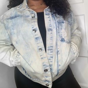 LIGHT WASH JEAN JACKET